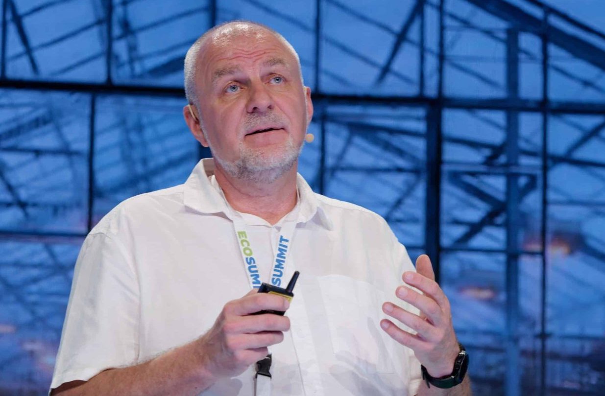 Nick Oseyko pitching at ECOSUMMIT